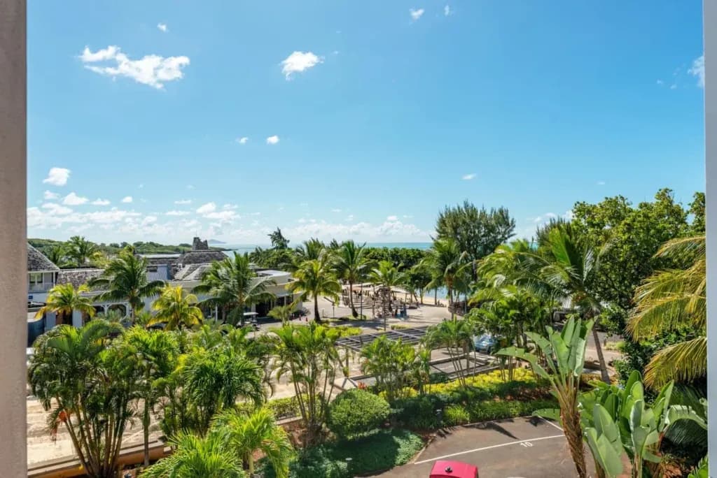 Elegant 3-Bedroom Townhouse with Rooftop Sea View and Private Garden