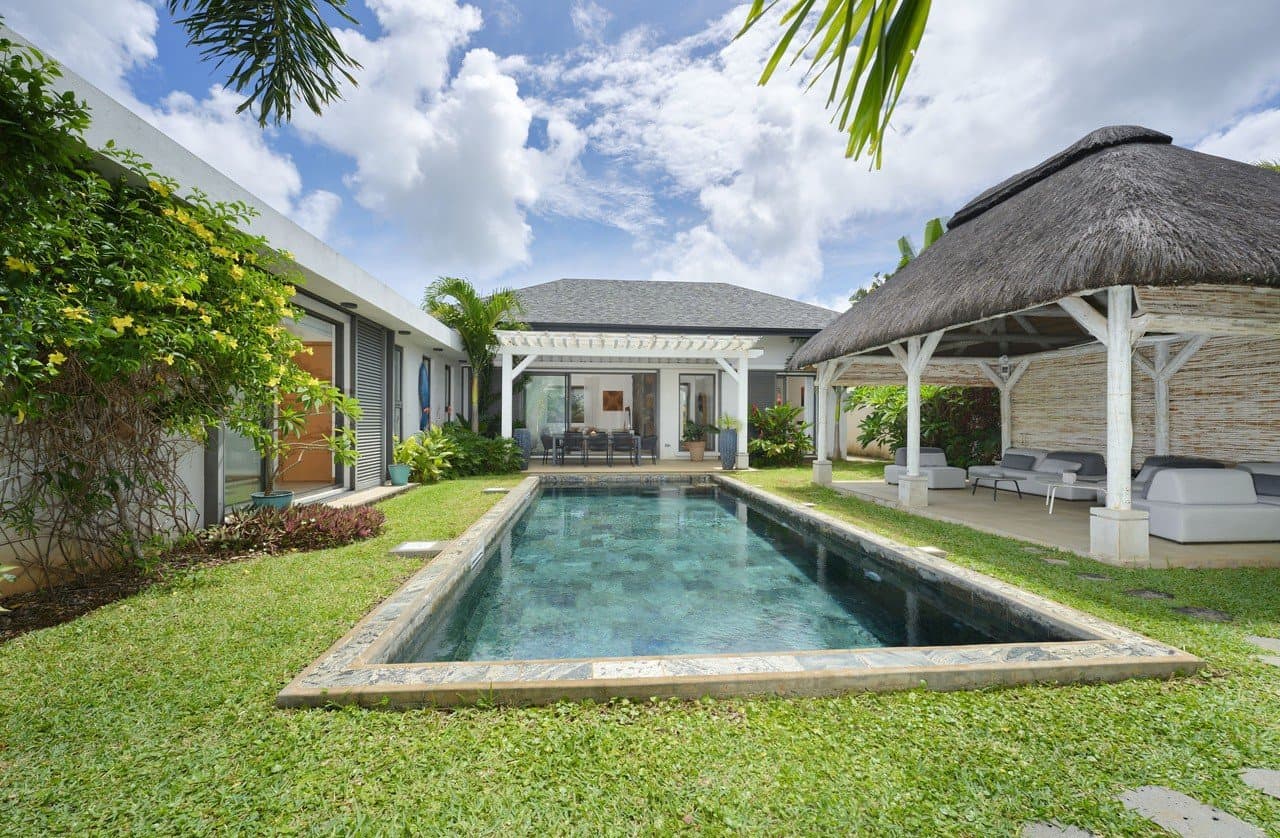 Exceptional Single-Storey Villa with Independent Studio and Tropical Garden