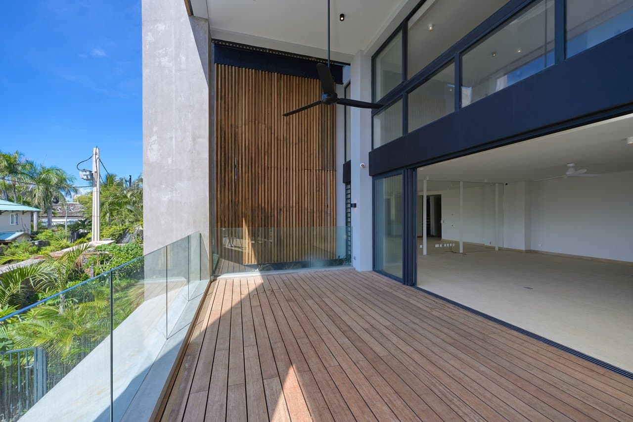 Contemporary 4-Bedroom Duplex with Sea View