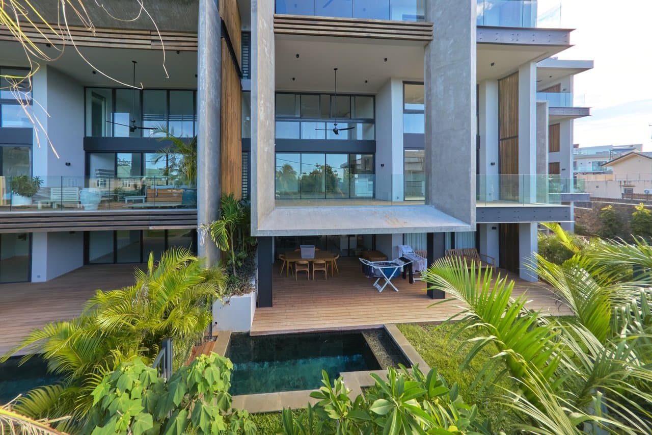 Contemporary 4-Bedroom Duplex with Sea View