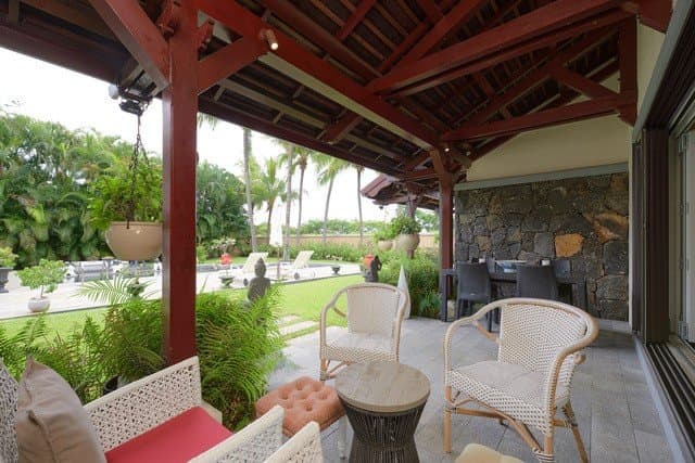 Prestigious Villa with Infinity Pool and Expansive Landscaped Garden
