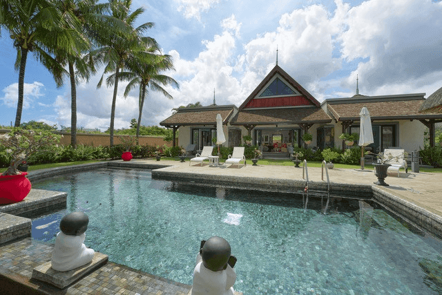 Prestigious Villa with Infinity Pool and Expansive Landscaped Garden